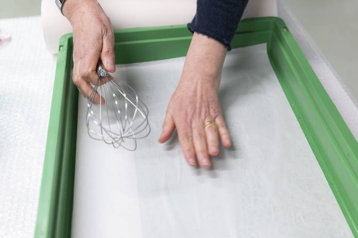 Le papier est préparé pour l'atelier autour du papier marbré