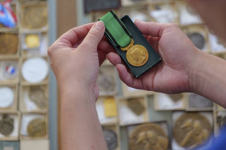 Un exemple de médaille française décernée durant les années 20 à des Luxembourgeois: la décoration de la Société Nationale d’Encouragement au Bien.