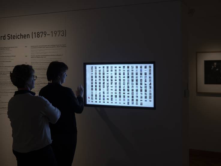 Visitors in front of a digital panel in the Steichen cabinet at the Nationalmusée um Fëschmaart.