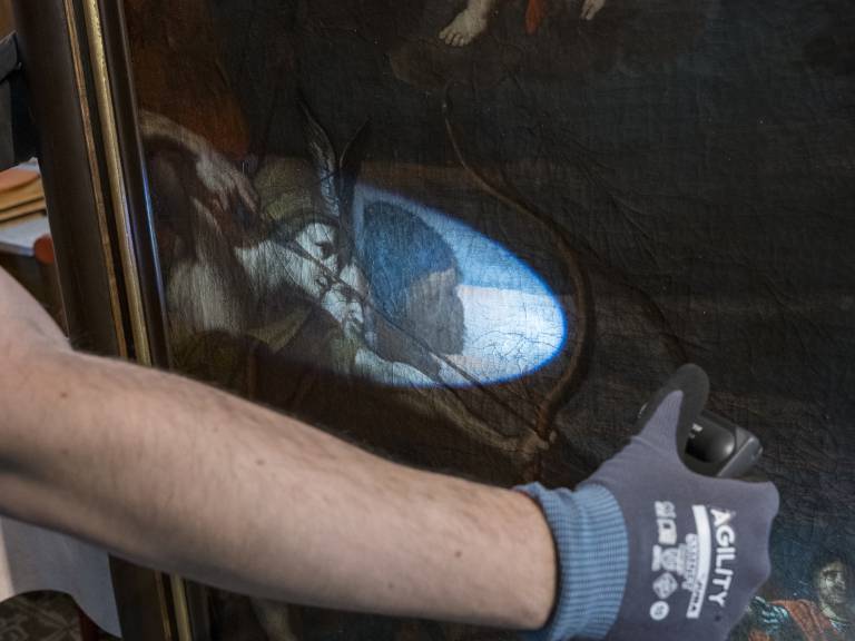Lumière pointée sur un détail de tableau